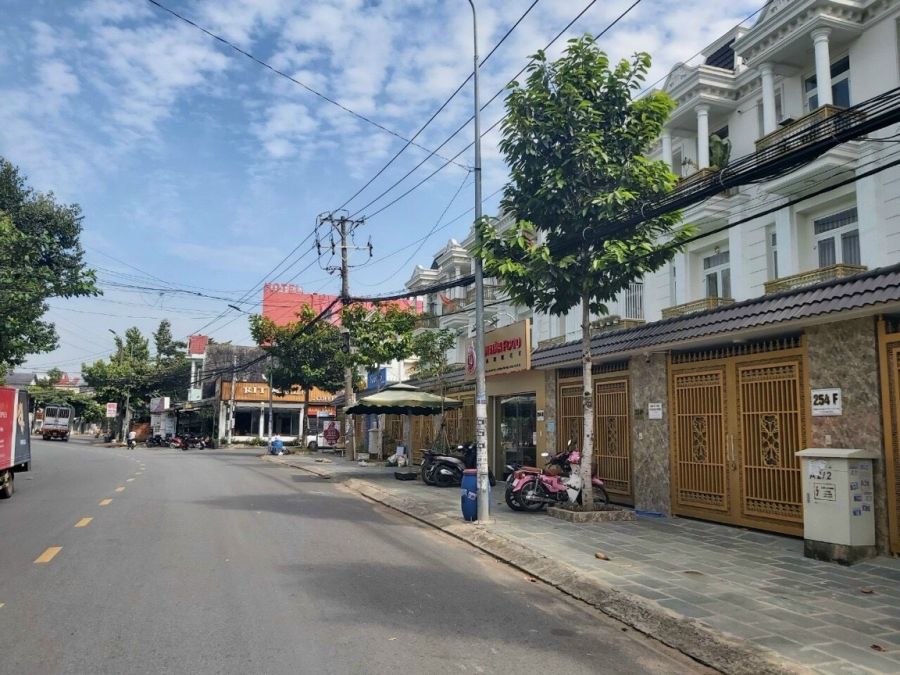 Bán nhà Dĩ An trệt hai lầu sổ hồng riêng mặt tiền đường Võ Thị Sáu phường Đông Hòa , TP Dĩ An